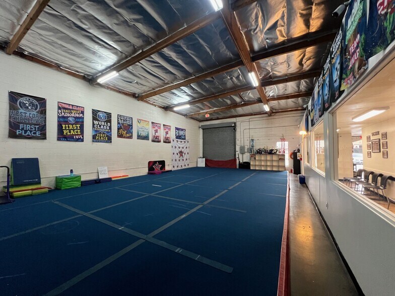 More Photos Of 8803-8811 Amigo Ave, Northridge Warehouse For Lease