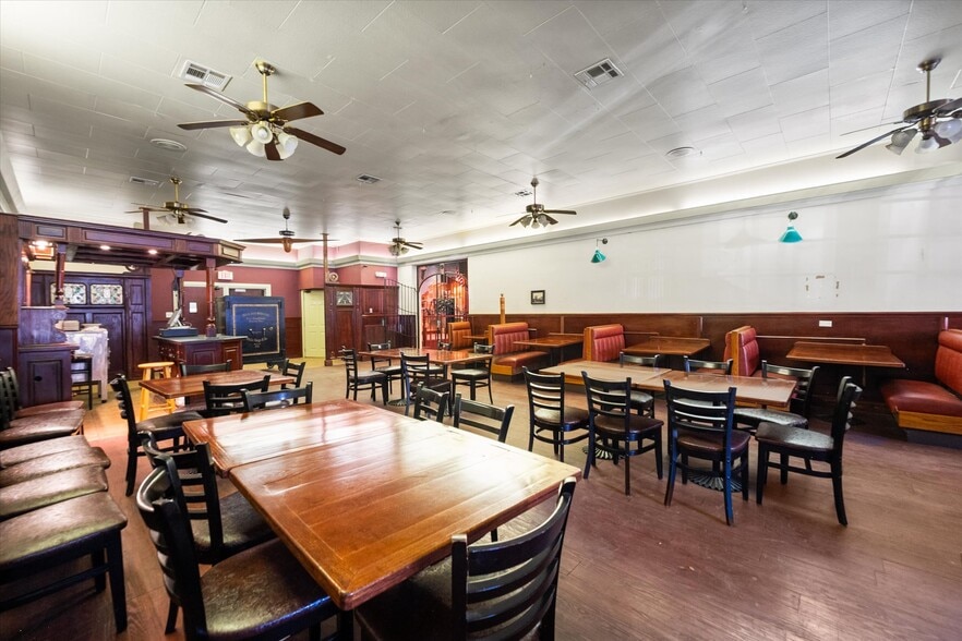 More Photos Of 107 S Beaton St, Corsicana Storefront For Sale