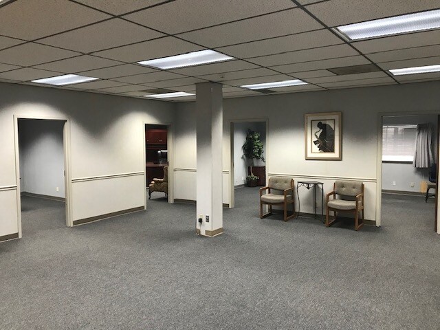 More Photos Of 6301 Rockhill Rd, Kansas City Office For Lease