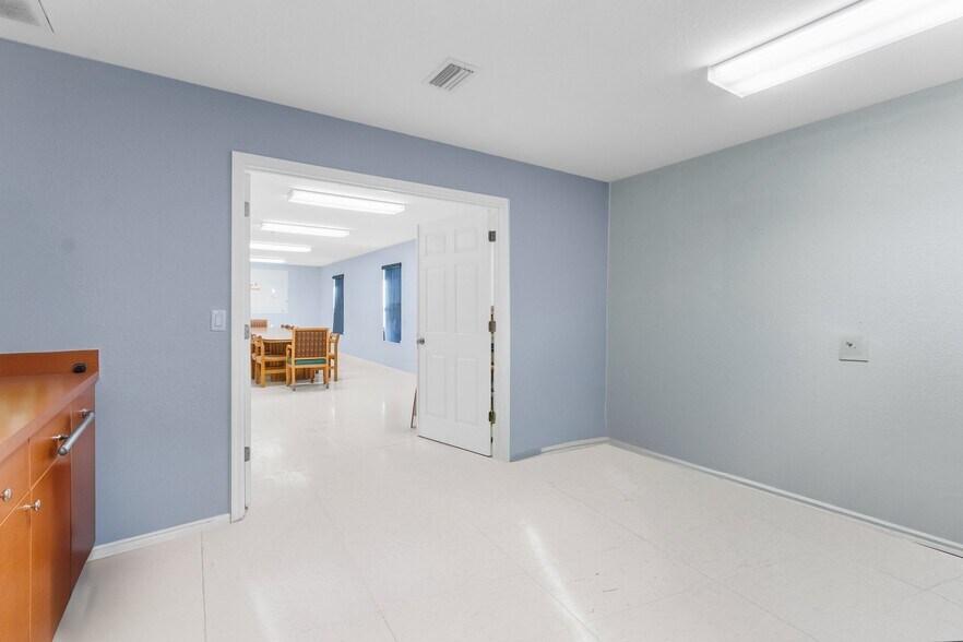 More Photos Of 7044 Commercial Way, Weeki Wachee Office For Sale