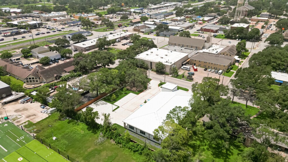 More Photos Of 910 East Ave, Katy Showroom For Lease