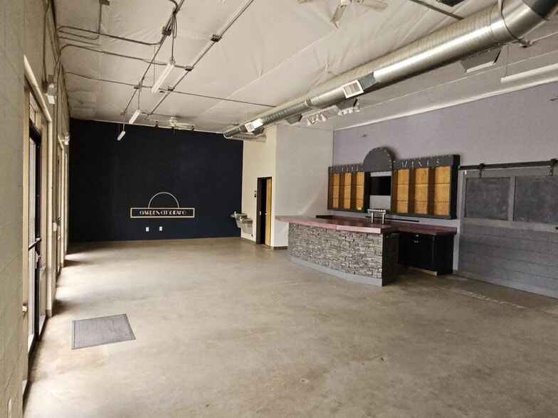 More Photos Of 5278-5290 W Chinden Blvd, Boise Showroom For Lease