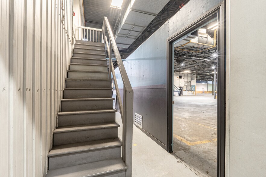 More Photos Of 60 Rue Sheard, Coaticook Industrial For Sale
