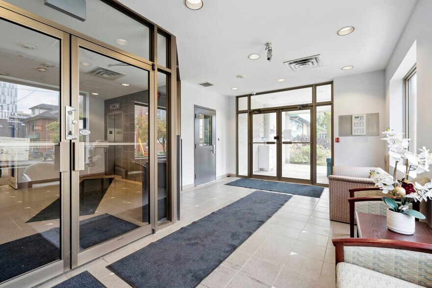 More Photos Of 103 Queen St W, Brampton Office For Sale