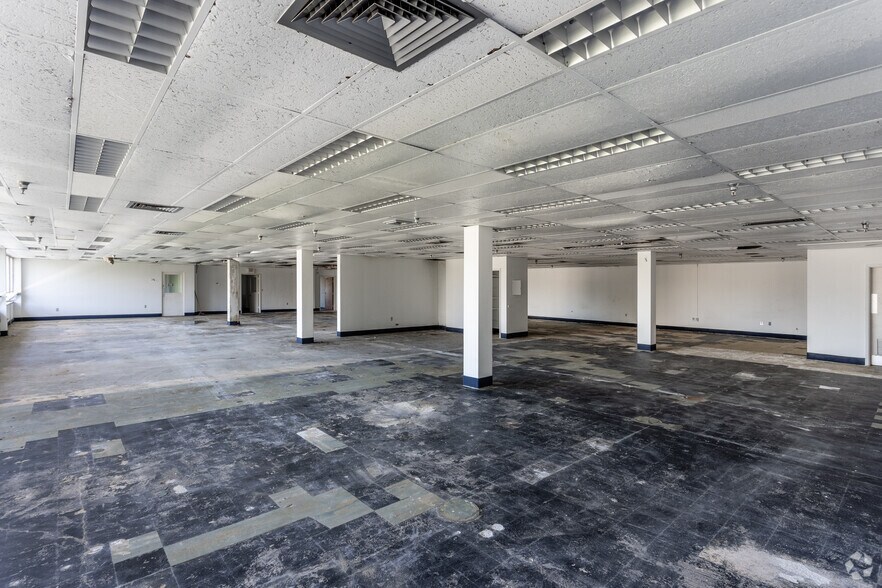 More Photos Of 228 N Ridgewood Ave, Daytona Beach Office Residential For Sale