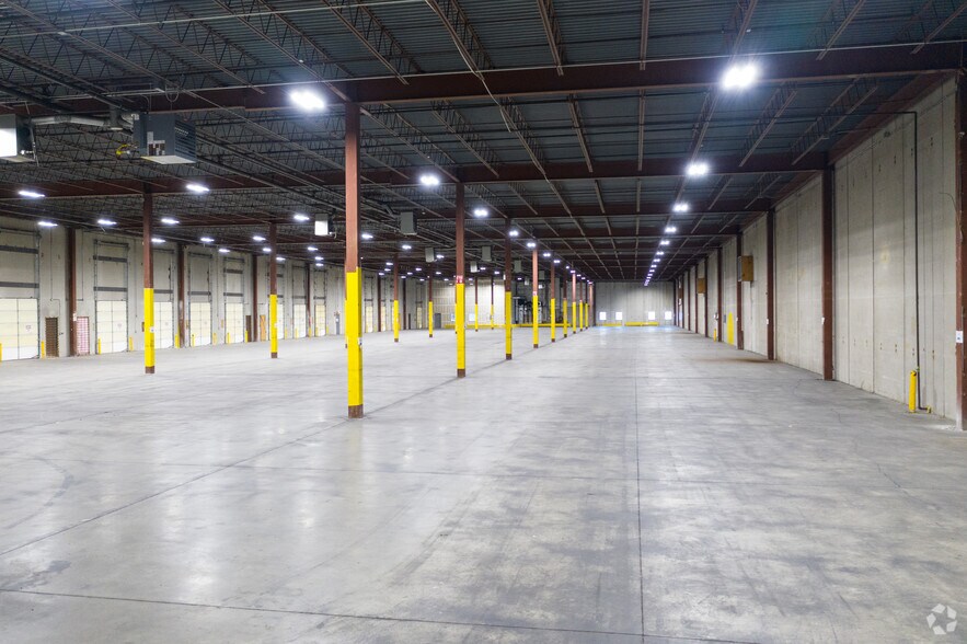 More Photos Of 11651 NW Ambassador Dr, Kansas City Distribution For Lease