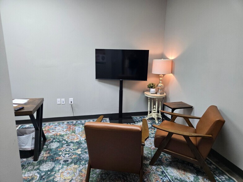 More Photos Of 194 Industrial Blvd, McKinney Showroom For Lease