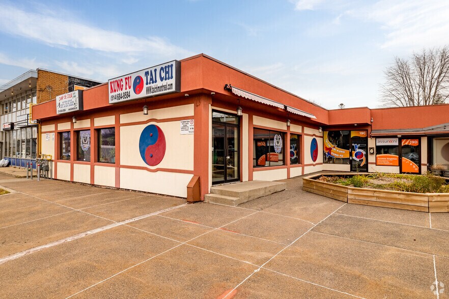 More Photos Of 19 Rue Centre Commercial, Montréal Storefront For Lease