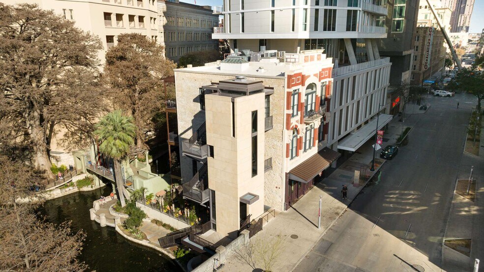 More Photos Of 135 E Commerce St, San Antonio Restaurant For Sale