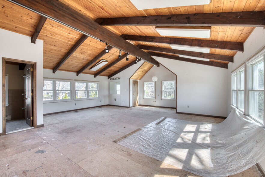 More Photos Of 339 Meeting House Ln, Southampton Healthcare For Sale