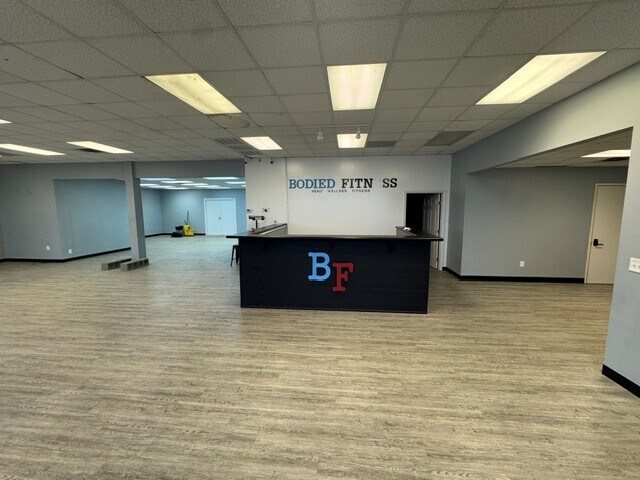 More Photos Of 1870 Midtown Dr, Columbus Flex For Lease