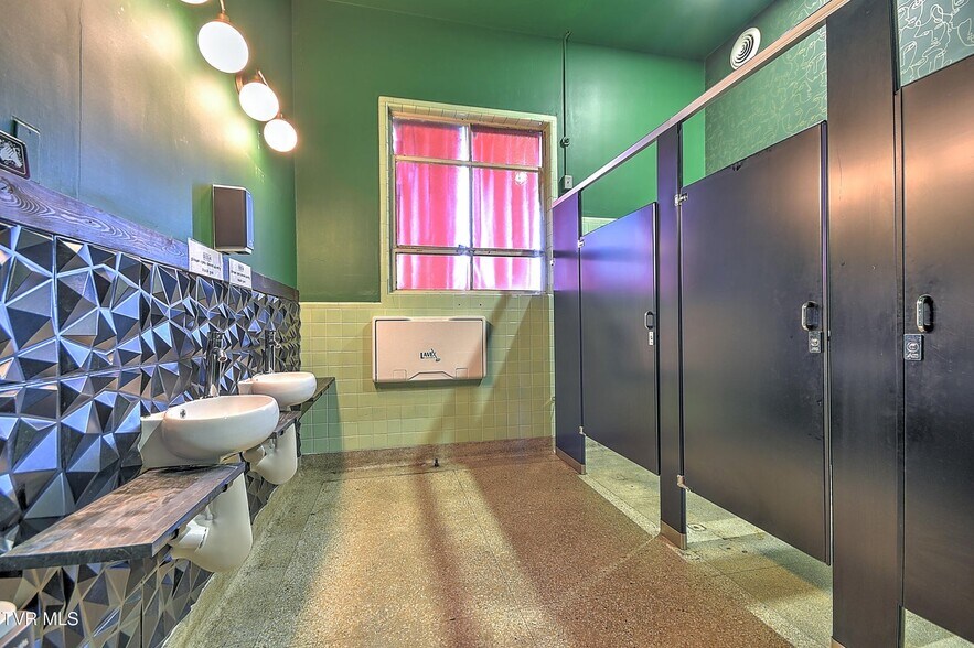 More Photos Of 171 Piedmont Ave, Bristol General Retail For Sale