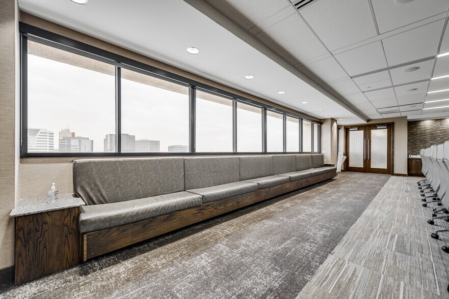 More Photos Of 600 Marienfeld St, Midland Office For Lease