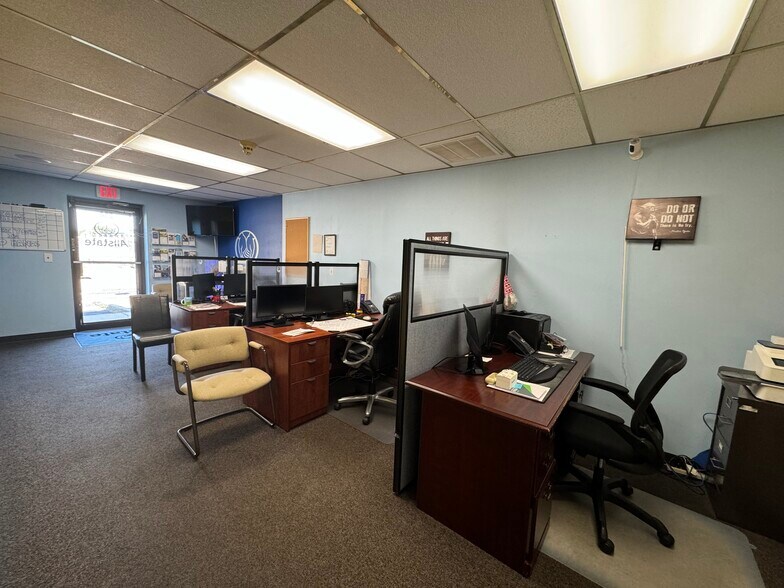 More Photos Of 236 Sunrise Hwy, Lindenhurst Office For Lease