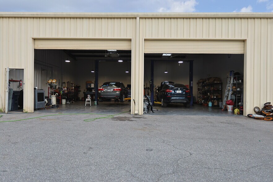 More Photos Of 705 N New Warrington Rd, Pensacola Auto Repair For Lease