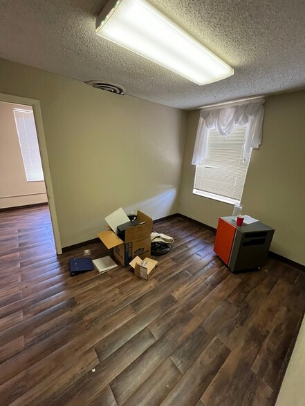 More Photos Of 204 N Alamo Blvd, Marshall Flex For Sale