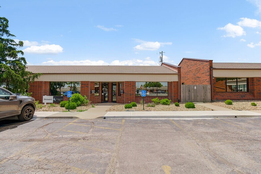 More Photos Of 1924 NW Copper Oaks Cir, Blue Springs Medical For Sale