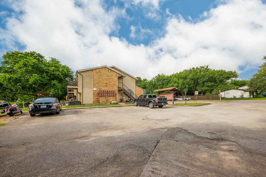 More Photos Of 700 N Medina St, Lockhart Apartments For Sale
