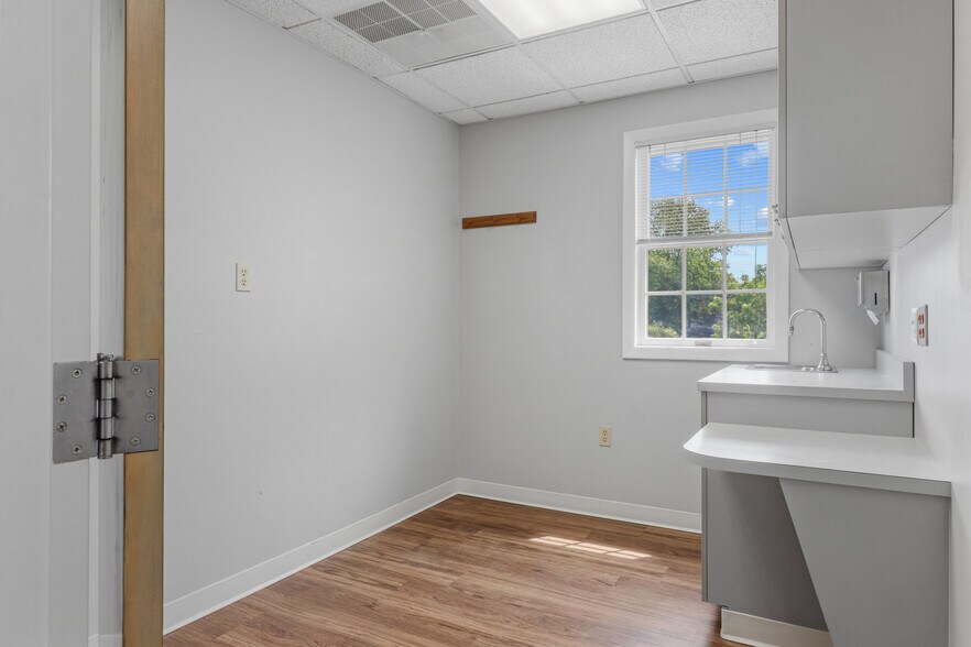 More Photos Of 320 Phillips St, North Kingstown Medical For Sale
