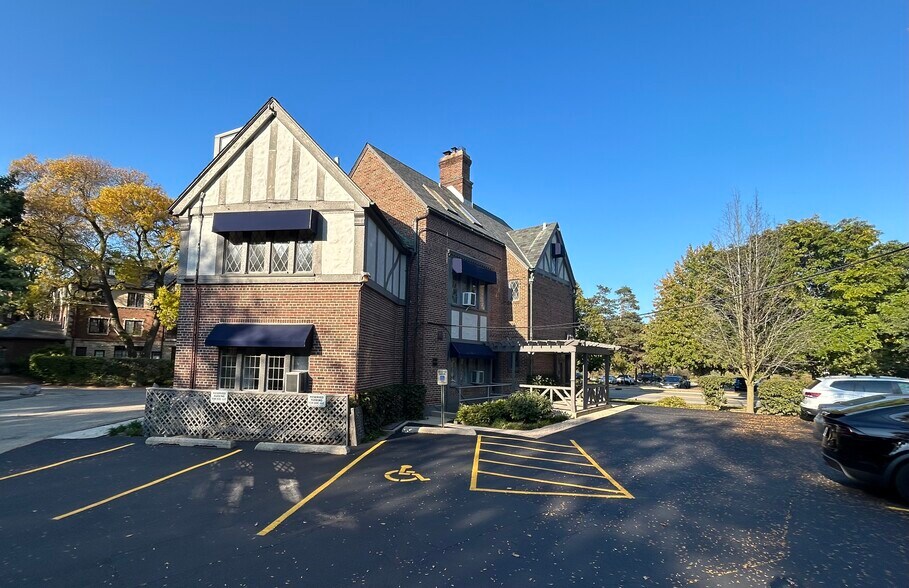 More Photos Of 140-144 Green Bay Rd, Winnetka Loft Creative Space For Lease
