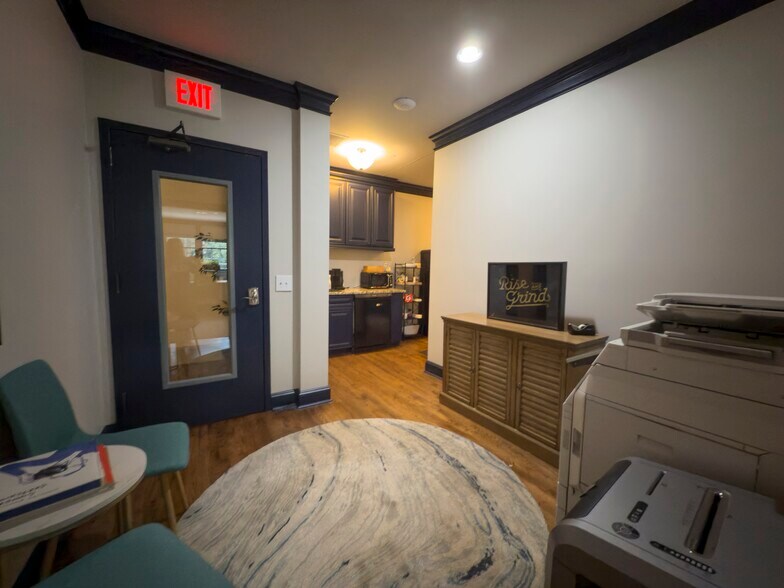 More Photos Of 590 Mimosa Blvd, Roswell Restaurant For Lease