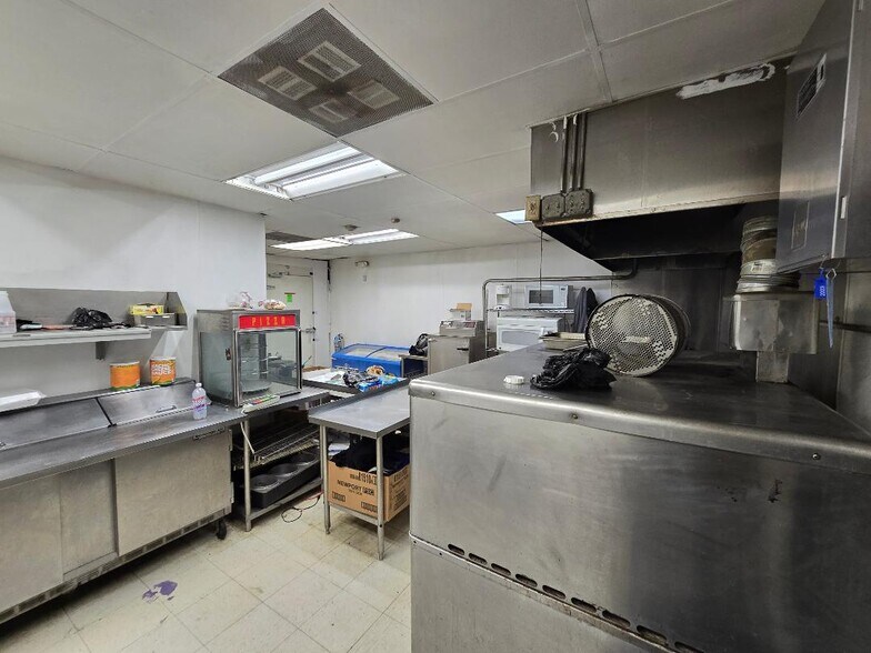 More Photos Of 541 University Pkwy, University Park Convenience Store For Sale