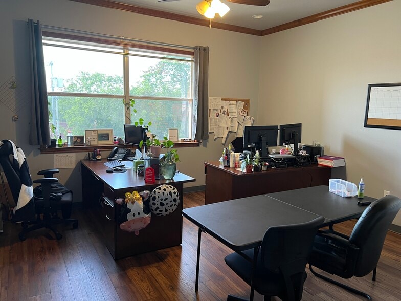 More Photos Of 921 Lakeview Blvd, New Braunfels Medical For Lease