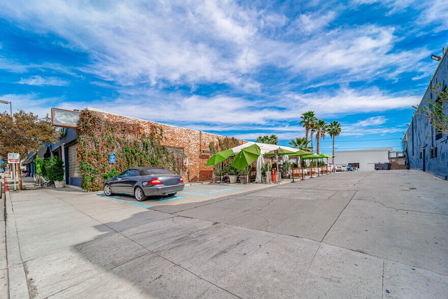 More Photos Of 442 S Fair Oaks Ave, Pasadena Freestanding For Lease