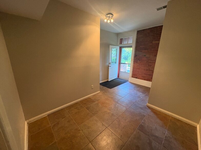 More Photos Of 114 Wellington Pl, Cincinnati Office Residential For Lease