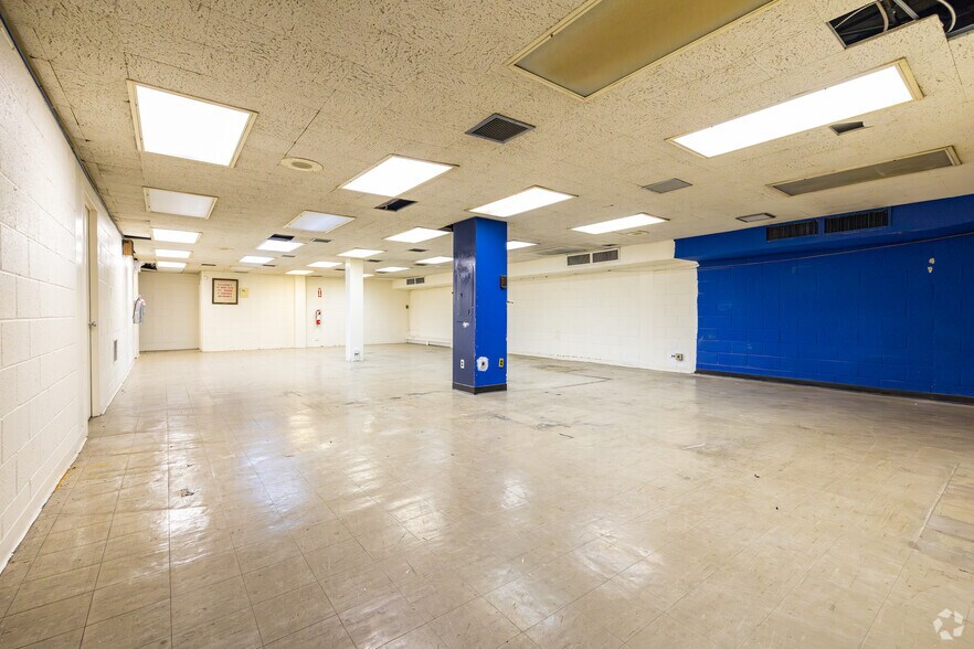 More Photos Of 3243 49th St, Astoria Freestanding For Lease