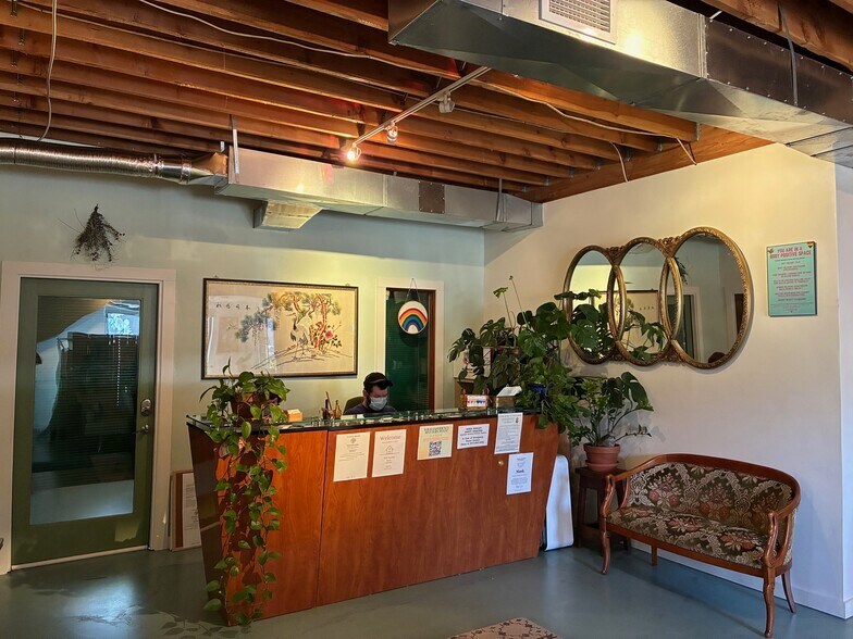 More Photos Of 2410 SE 10th Ave, Portland Light Distribution For Sale
