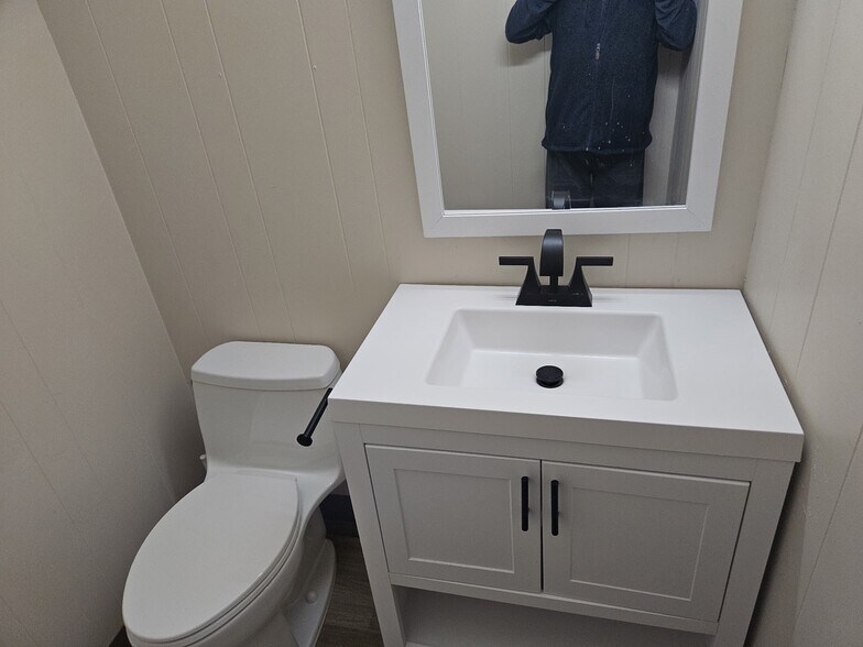 More Photos Of 810 E Main Ave, Robstown Office For Sale