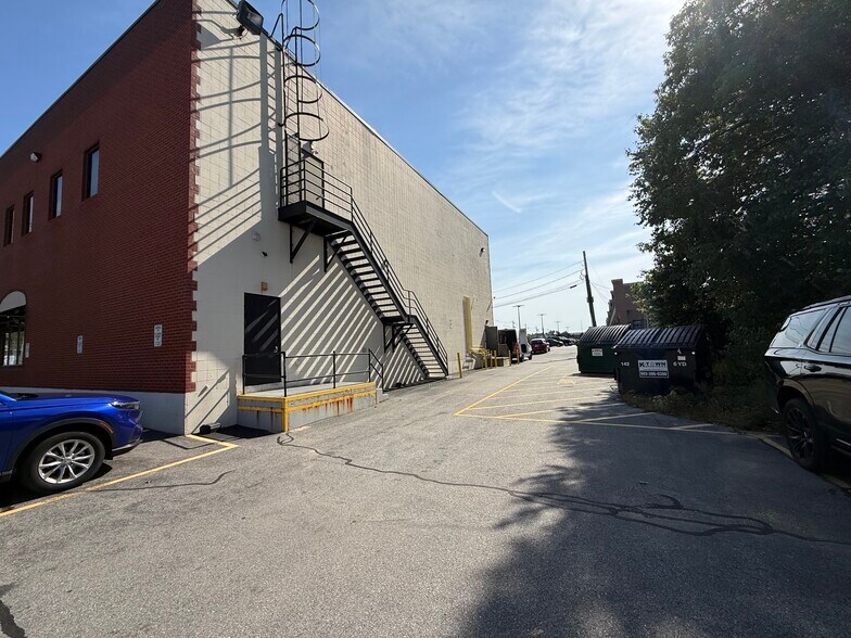 More Photos Of 352 S Broadway, Salem Storefront Retail Office For Lease