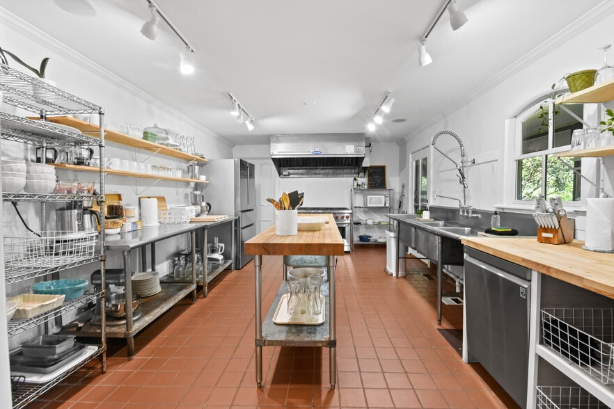 More Photos Of 204 Lawson St, Hot Springs Hotel For Sale