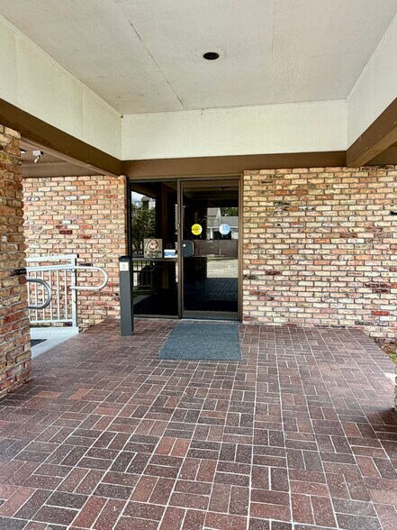 More Photos Of 906 Sixth Ave, Picayune Office For Sale