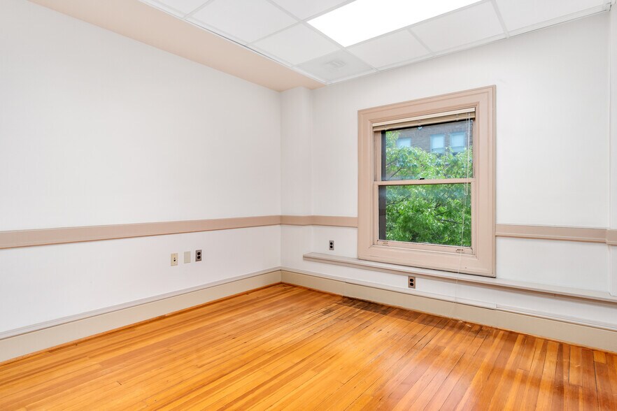 More Photos Of 1 N Market St, Frederick Storefront Retail Office For Lease