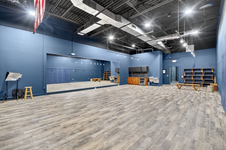 More Photos Of 2800-2890 W State Road 84, Fort Lauderdale Showroom For Sale