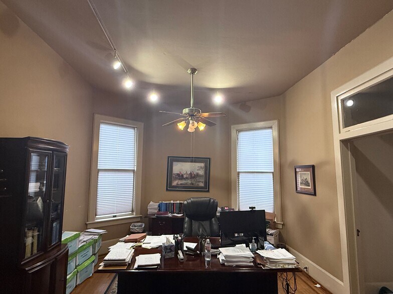 More Photos Of 1201 Griffin St W, Dallas Office For Sale