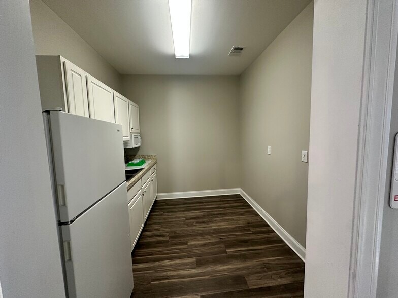 More Photos Of 106 Pilgrim Village Dr, Cumming Office For Sale