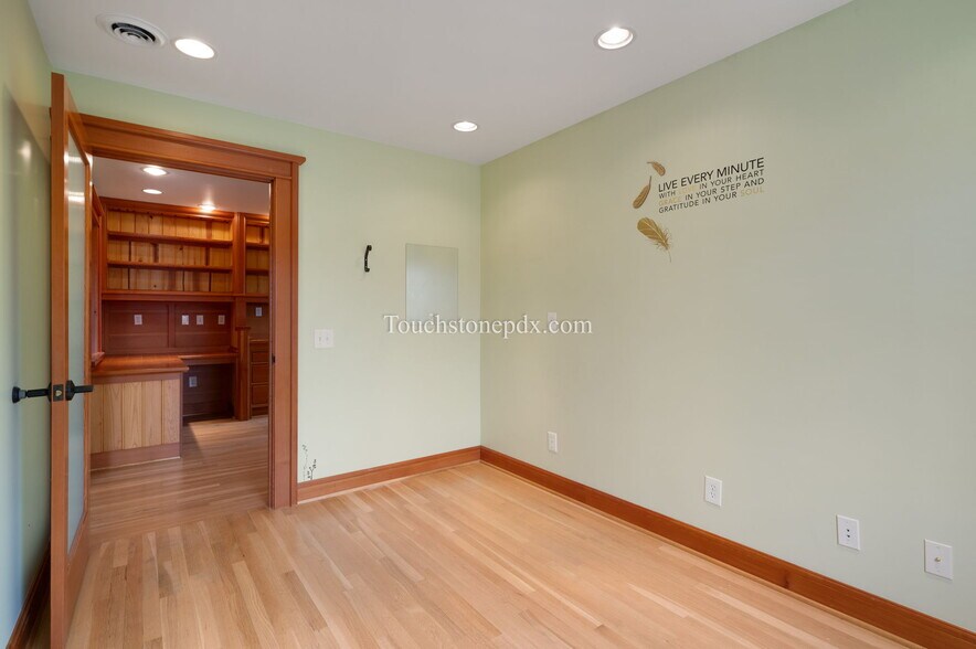 More Photos Of 685 Portland Ave, Gladstone Medical For Lease