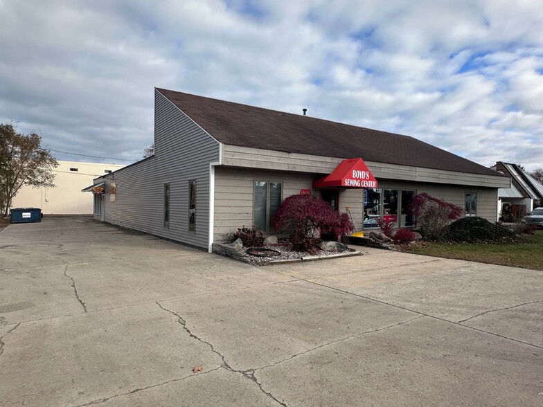 More Photos Of 966 W South Airport Rd, Traverse City Freestanding For Sale