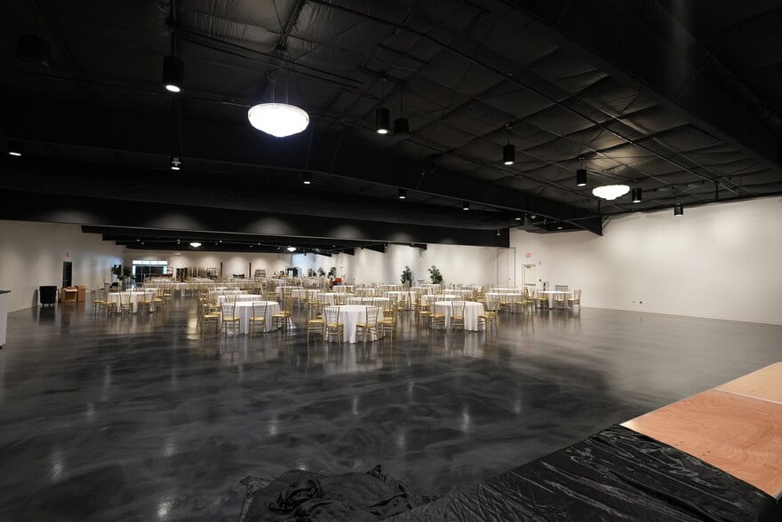 More Photos Of 2631 Highway 41A Byp, Clarksville Department Store For Lease