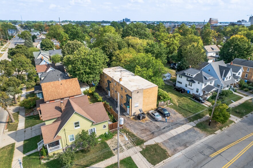 More Photos Of 826 N Walnut St, Lansing Apartments For Sale