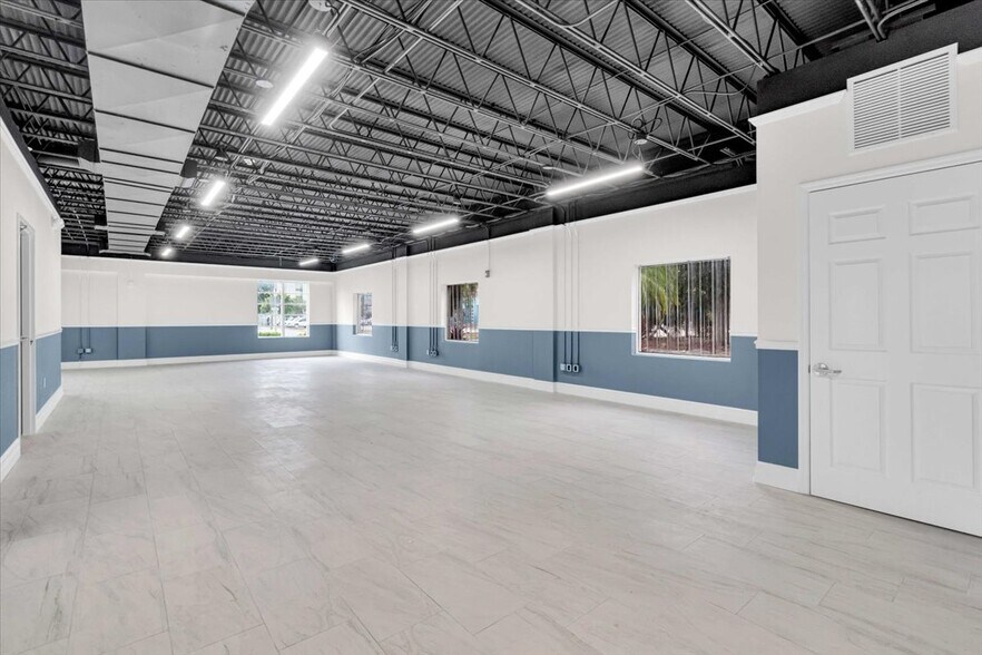 More Photos Of 417 8th St W, Bradenton Flex For Lease