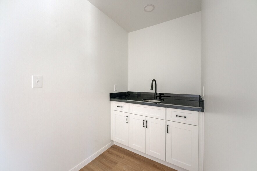 More Photos Of 10215 Papalote St, Houston Showroom For Lease