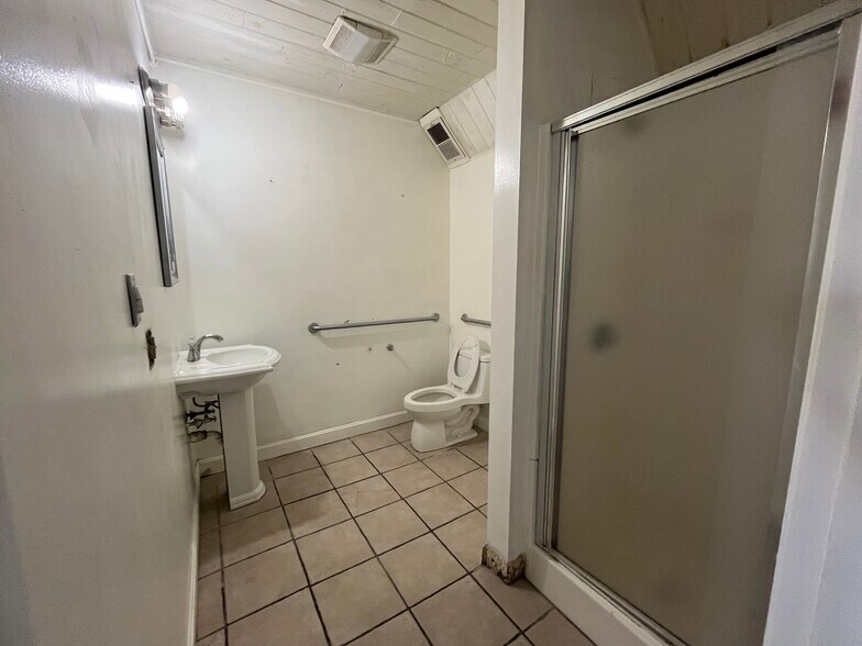 More Photos Of 6920 Post Rd, North Kingstown Office Residential For Lease