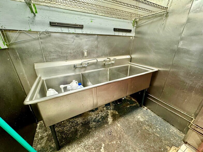 More Photos Of 726 Courtlandt Ave, Bronx Restaurant For Lease