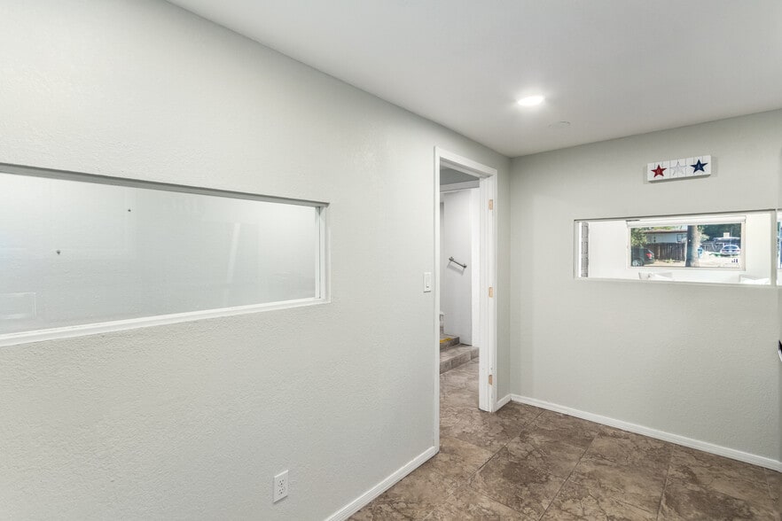 More Photos Of 727 N Swan Rd, Tucson Office For Sale