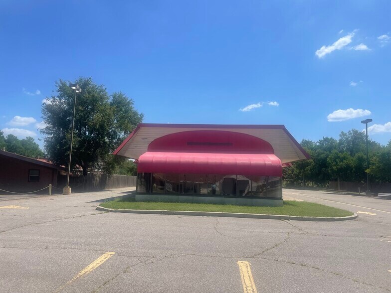 More Photos Of 8 E Main St, Yukon Fast Food For Lease