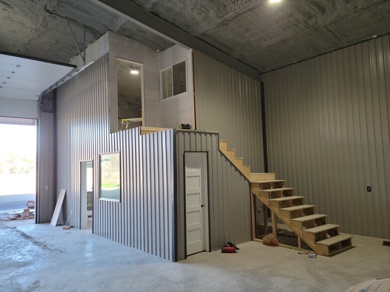 More Photos Of 4235 FM 78, McQueeney Flex For Lease